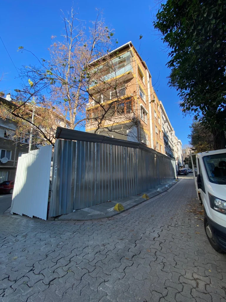 Sac çevreleme arkasındaki bina ve sokak görünümü