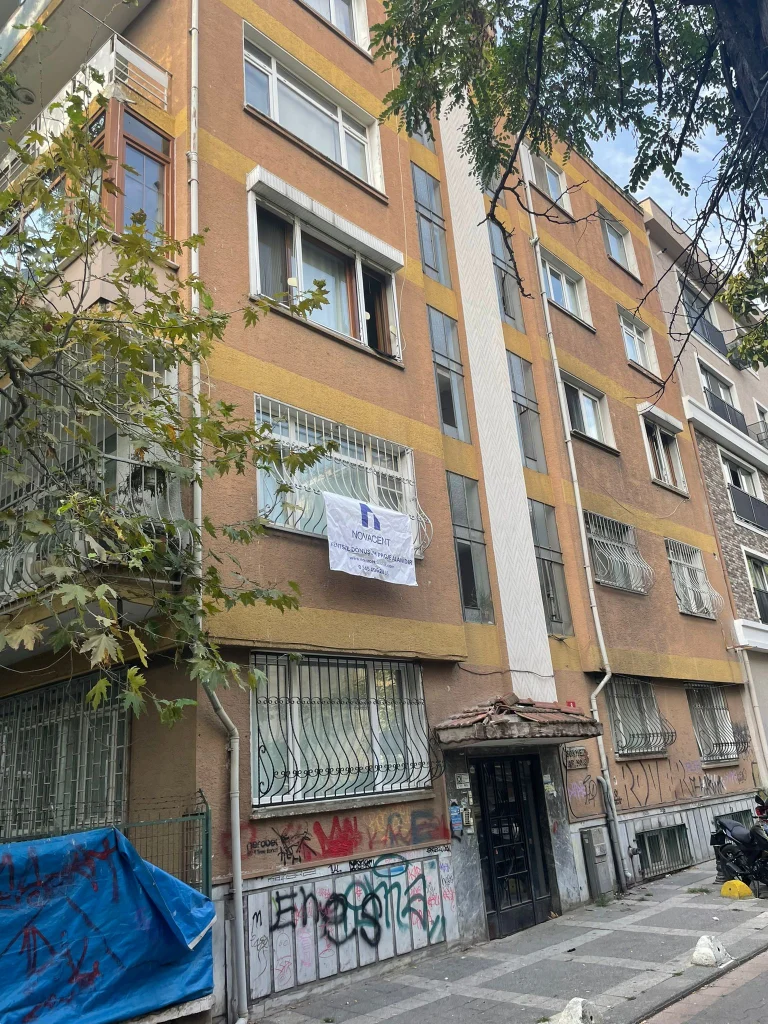 Binanın giriş cephesi ve NOVACENT pankartı