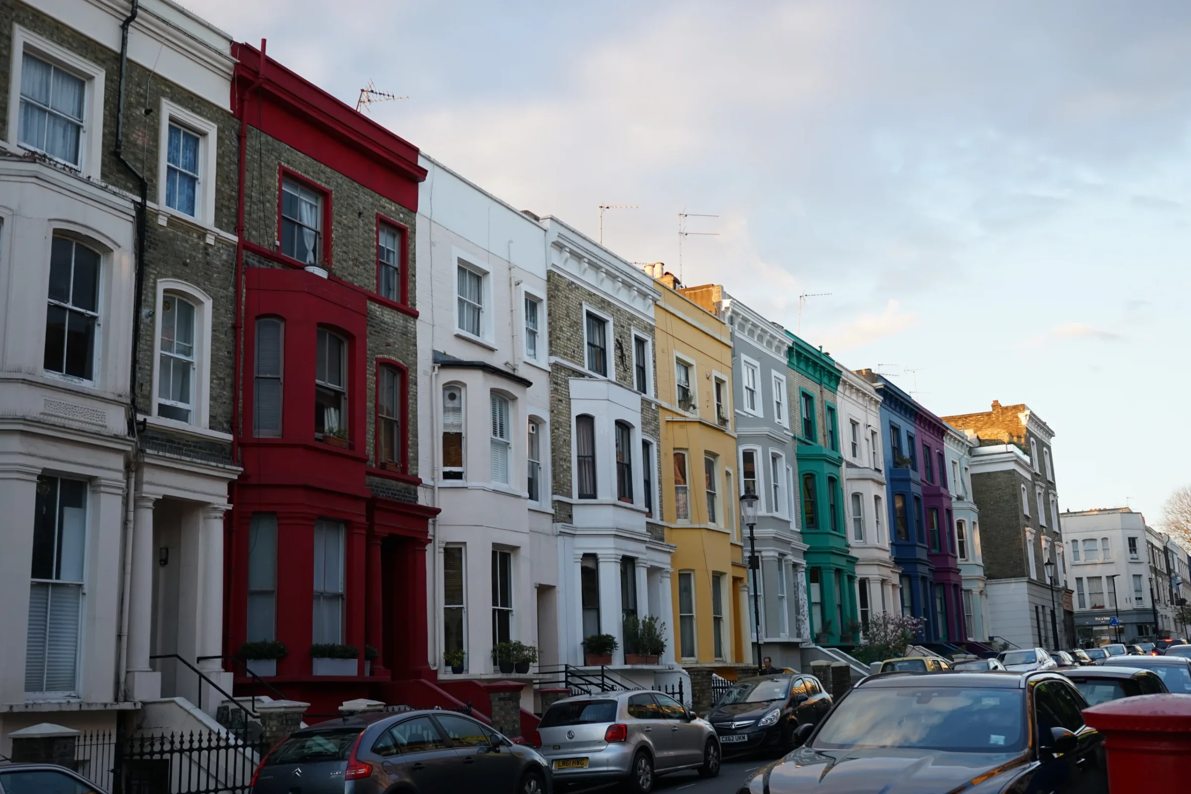 Londra Notting Hill, Lancaster Road üzerindeki renkli sıralı evler