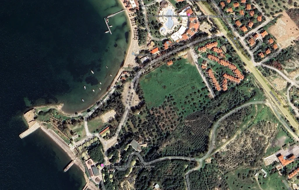 Foça kıyısındaki taşınmaz ve çevresinin uydu görüntüsü