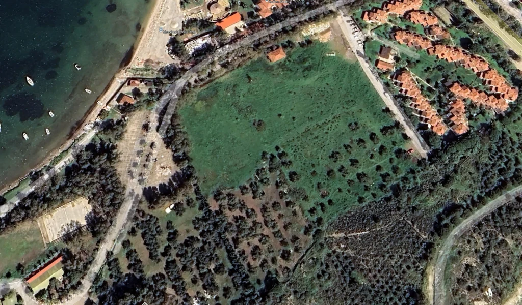 Foça taşınmazının ağaçlar ve kıyı yolu ile çevrili yakın uydu görüntüsü