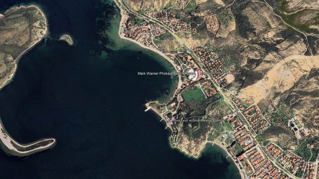 Foça koyu, kıyı yerleşimi ve taşınmaz çevresinin geniş uydu görüntüsü