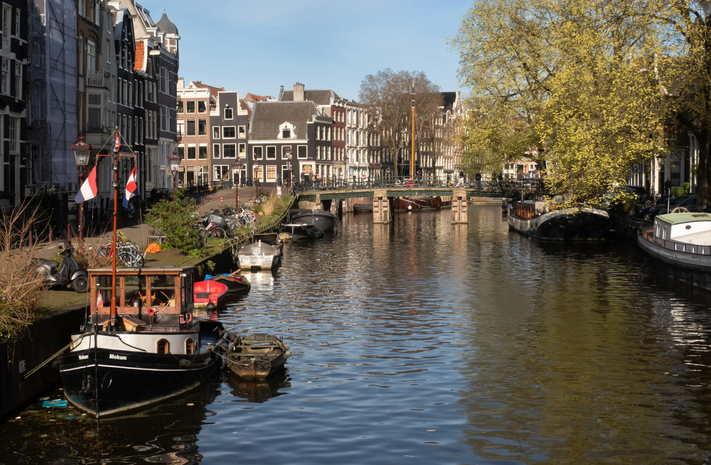 Amsterdam Brouwersgracht kanalı boyunca sıralanan tarihi kanal evleri ve köprü